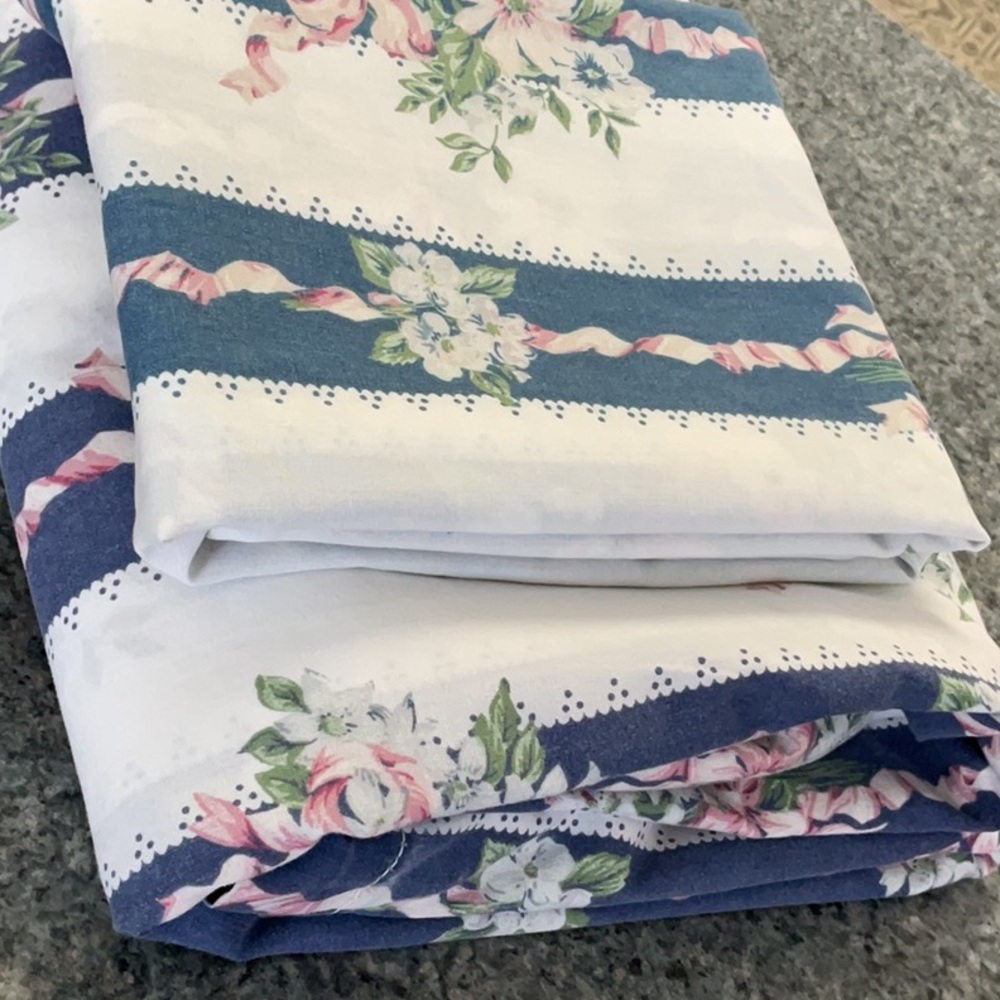 Vintage Thomaston full top sheet and one pillowcase